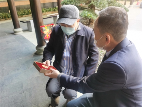 【关怀慰问】新年送祝福  致敬老战士——英皇集团集团领导上门慰问老干部